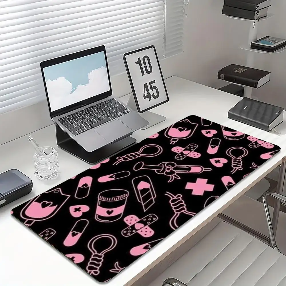 Desk Setup Pc And Laptop - かわいいピンク色の医療柄ゲーミングマウスパッド。滑り止め加工のゴム製デスクマット。PC、ノートパソコン、家庭やオフィスでの使用に最適。縁は縫製済み。